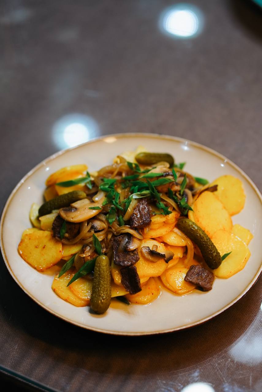 Картофель по-деревенски с мясом и грибами